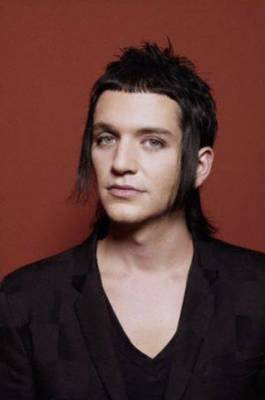 coiffure rock'n'roll:court efféminé